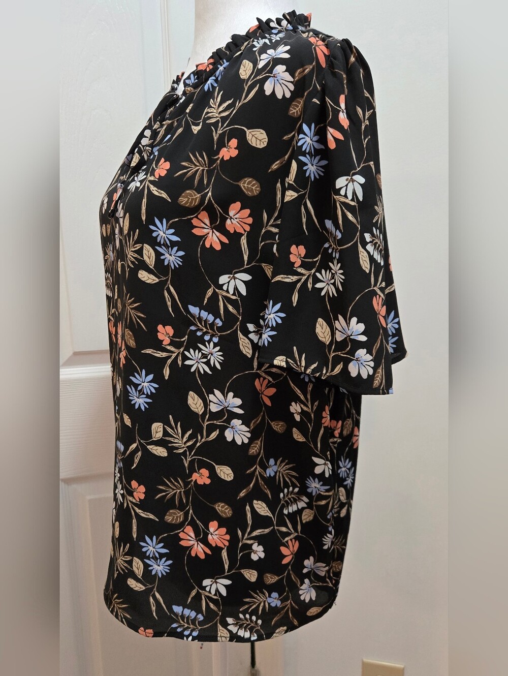 LOFT Black &  Floral Tie-Neck Short Sleeve Blouse Size M - Picture 9 of 14